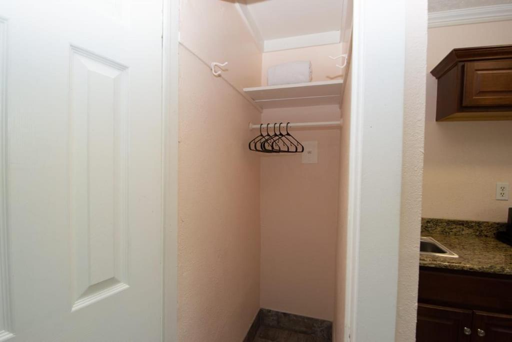 Located By The Beach 1 Bedroom With Parking And Pool Clearwater Esterno foto