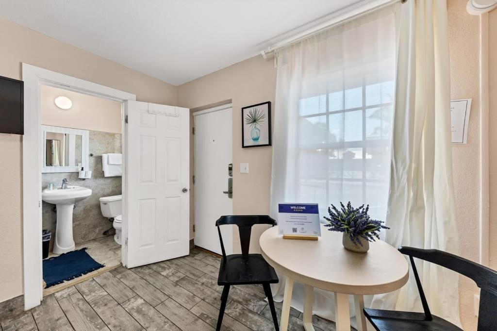 Located By The Beach 1 Bedroom With Parking And Pool Clearwater Esterno foto