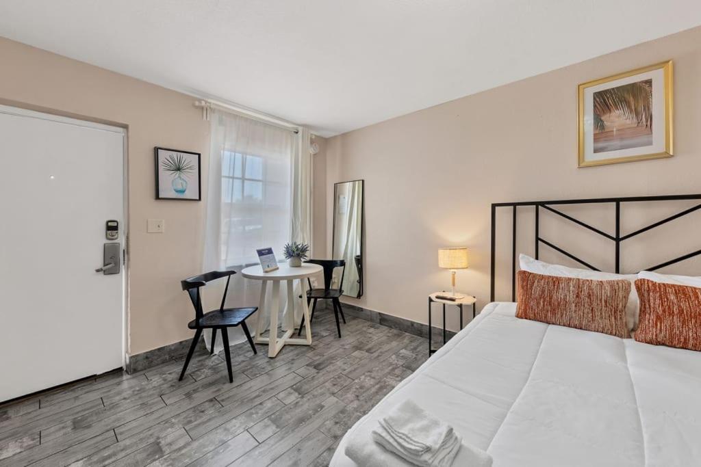 Located By The Beach 1 Bedroom With Parking And Pool Clearwater Esterno foto