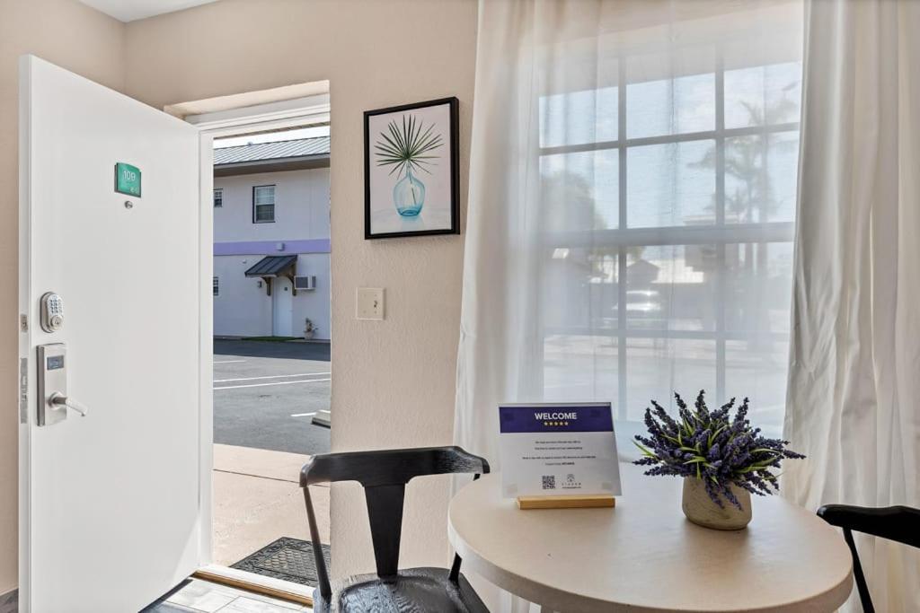 Located By The Beach 1 Bedroom With Parking And Pool Clearwater Esterno foto