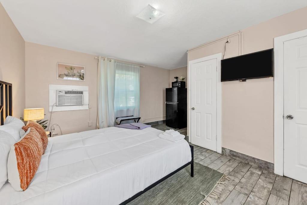 Located By The Beach 1 Bedroom With Parking And Pool Clearwater Esterno foto
